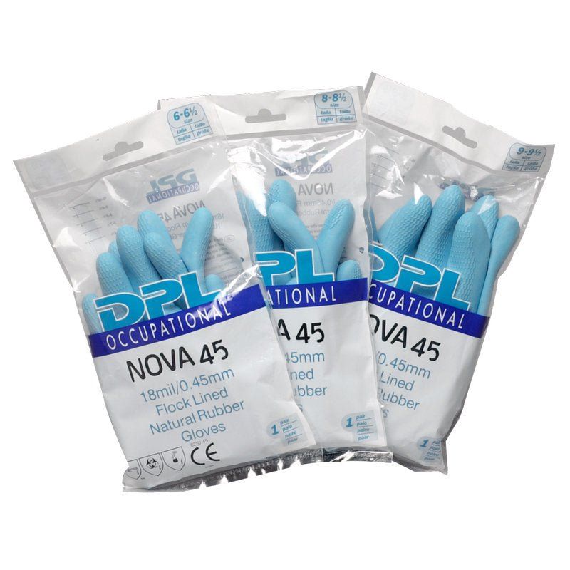 Drei Packungen hellblauer DPL NOVA 45 Handschuhe. Verpackt in transparenten Beuteln. Größenangaben: 6-6½, 8-8½, 9-9½. CE-Kennzeichnung.