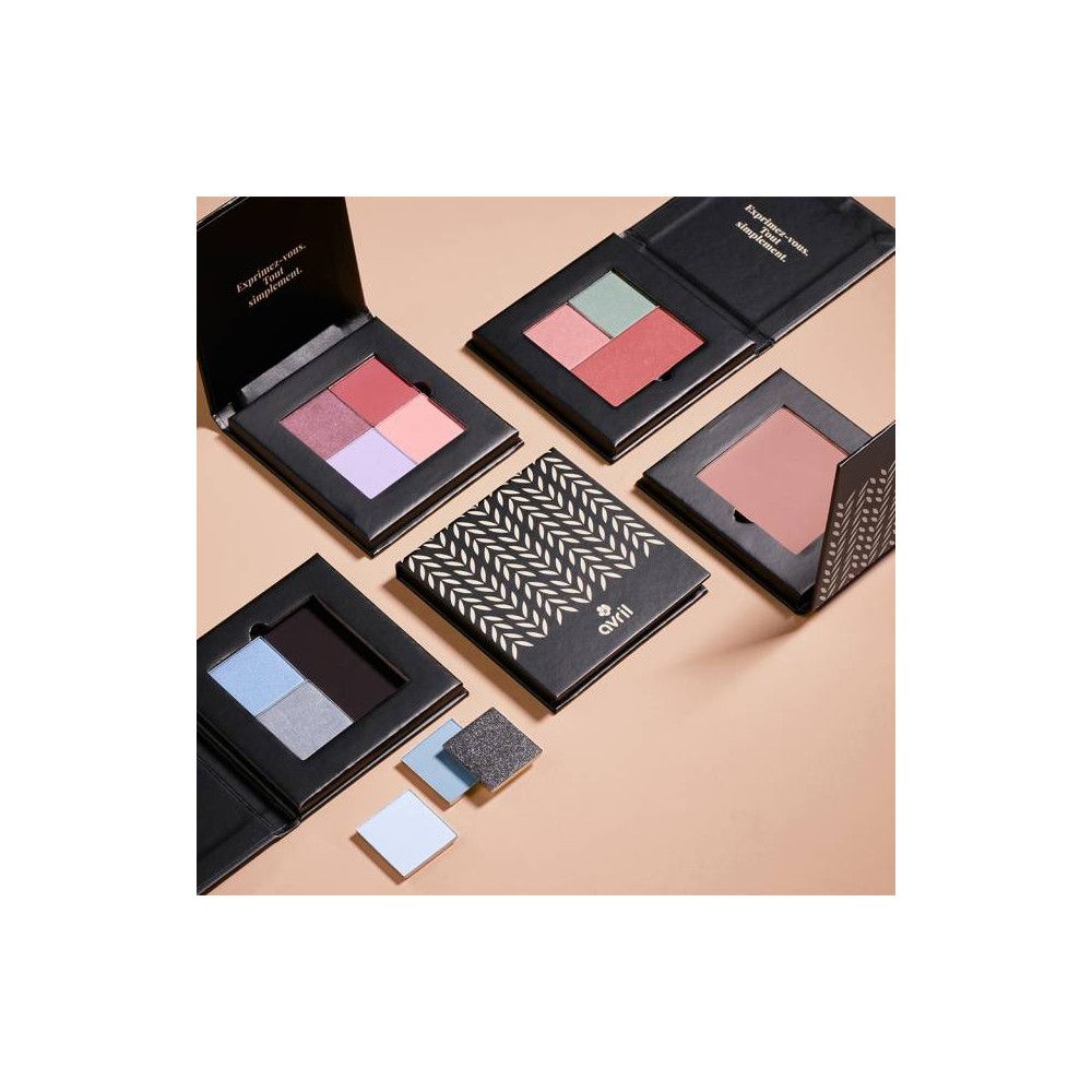 Mehrere schwarze Paletten, geöffnet und geschlossen, mit farbigen Produkten. Marke 'Avril' sichtbar.