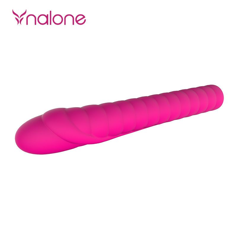 Pinkfarbener Vibrator mit geriffelter Oberfläche. Das Produkt hat eine abgerundete Spitze und eine längliche Form.