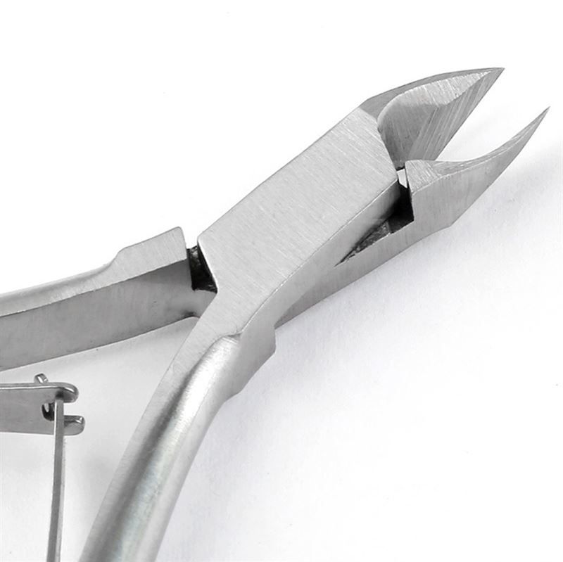 Nahaufnahme des Nagelhautschneiders. Schneidebereich mit spitzer Form. Metalloberfläche. Detailaufnahme.