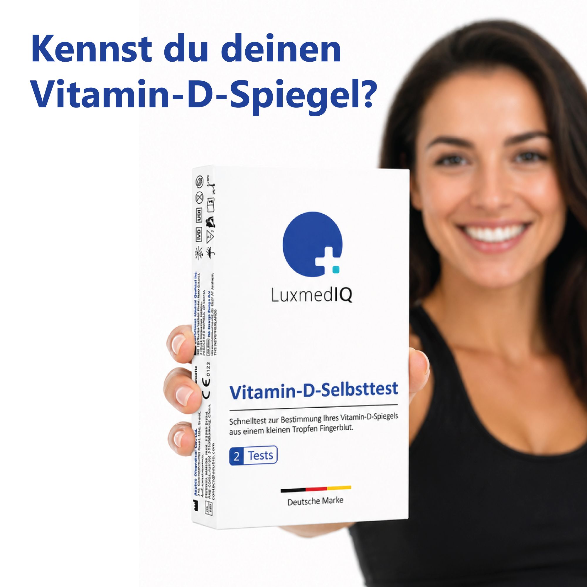 Frau hält eine Packung des Vitamin D-Selbsttests. Produktname und Logo deutlich sichtbar.