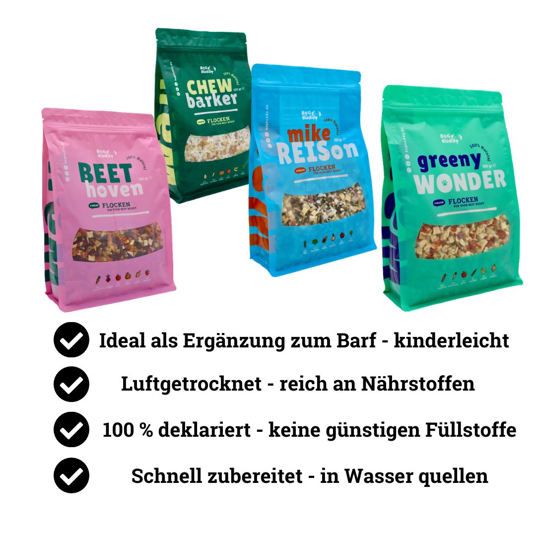 Vier Beutel mit Flocken. Text: "Ideal als Ergänzung zum Barf", "Luftgetrocknet", "100% deklariert", "Schnell zubereitet".