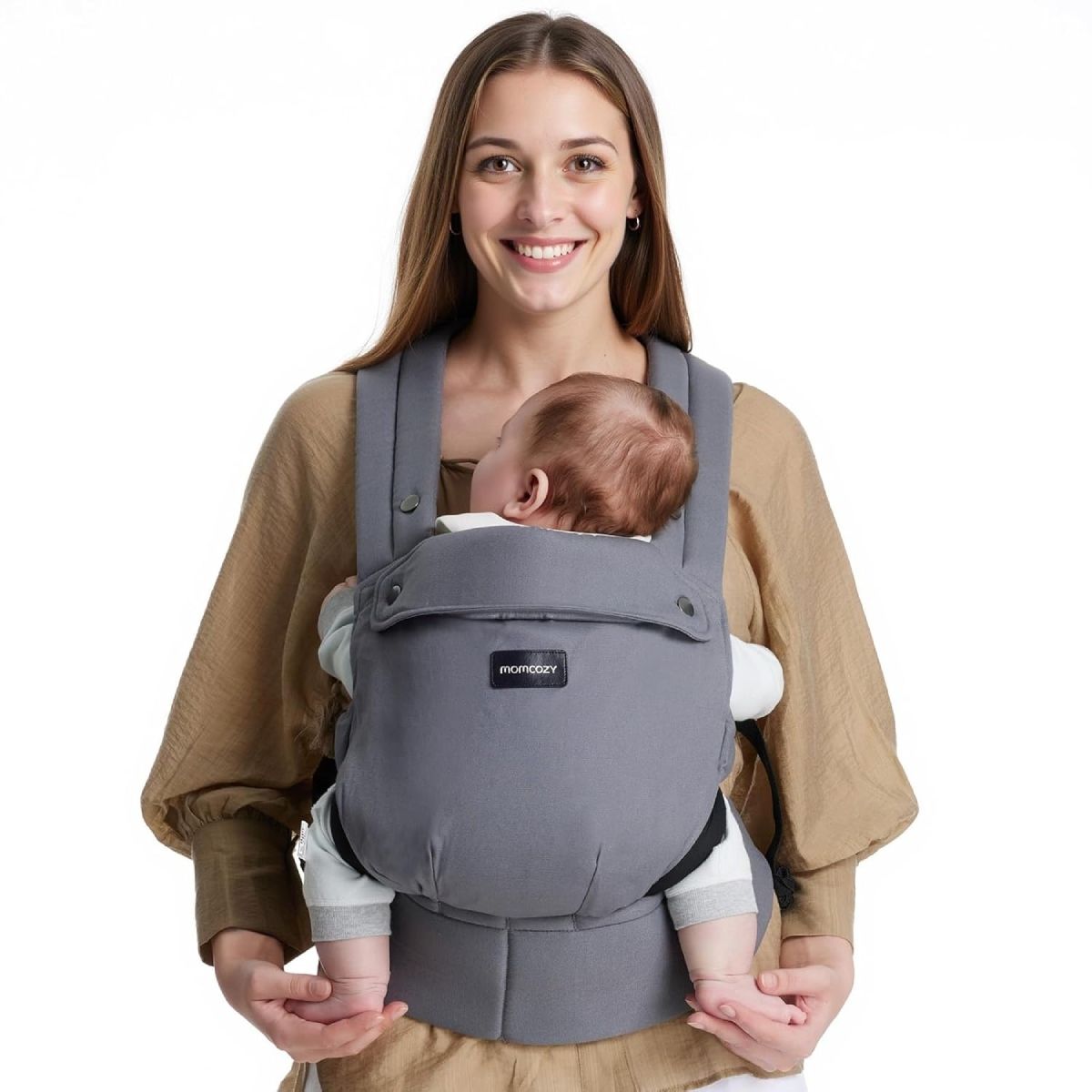 Graues Momcozy-Babytragetuch, getragen von einer Frau, die ein Baby hält. Das Baby ist im Tragetuch. Das Produkt hat Träger und einen Hüftgurt.