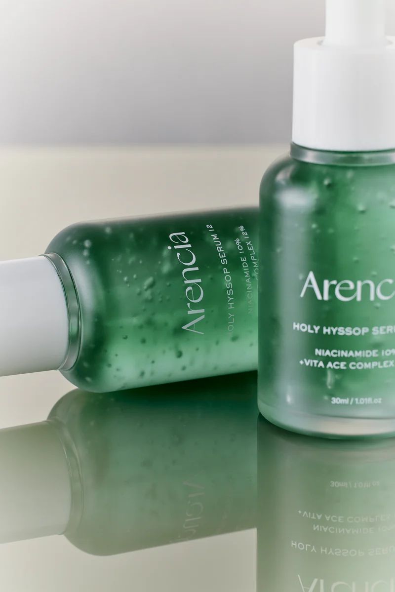 Zwei grüne Serumflaschen mit weißem Deckel. Aufschrift: Aarencia, Holy Hyssop Serum 12, Niacinamide 10% + Vita Ace Complex 12%.