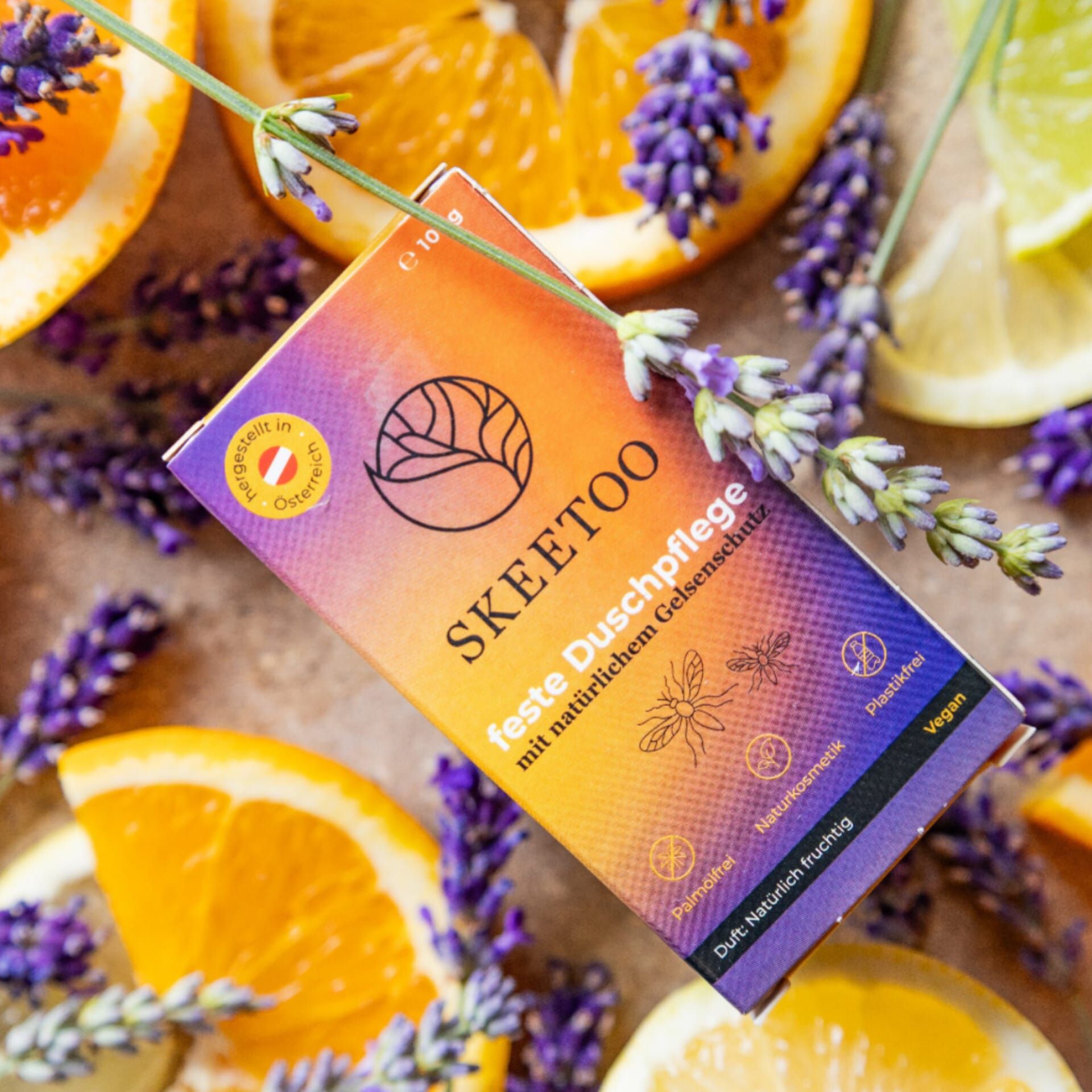 Verpackung mit SKEETOO-Logo und Text: feste Duschpflege mit natürlichem Gelsenschutz. Mit Zertifizierungen und Fruchtdekor.