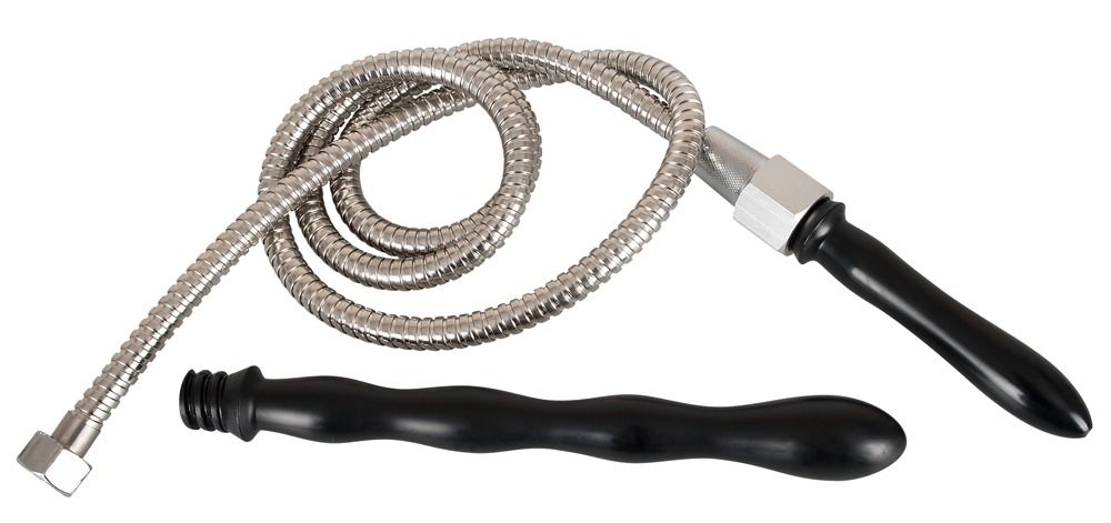 Schwarzer Aufsatz und Duschschlauch aus Metall. Aufsatz mit wellenförmigem Griff.