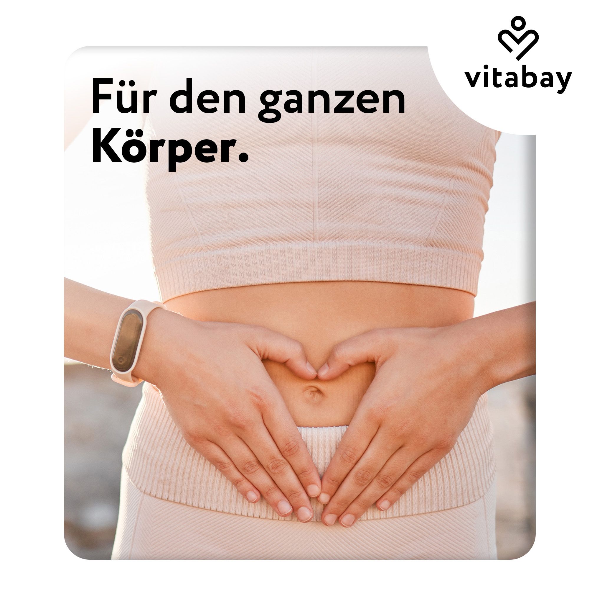 Person mit Händen, die ein Herz formen. Text: Für den ganzen Körper. Handgelenk mit Fitness-Tracker.