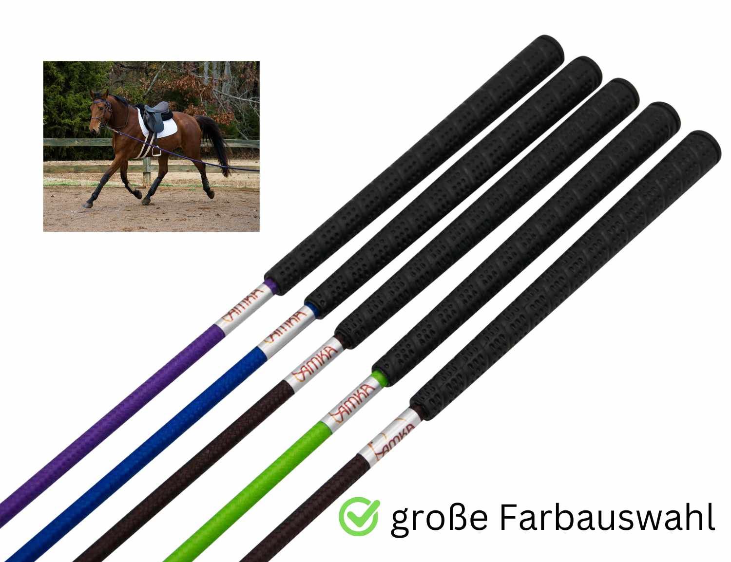 Mehrere Longierpeitschen mit farbigen Schäften und schwarzen Griffen. AMKA-Logo auf den Griffen.
