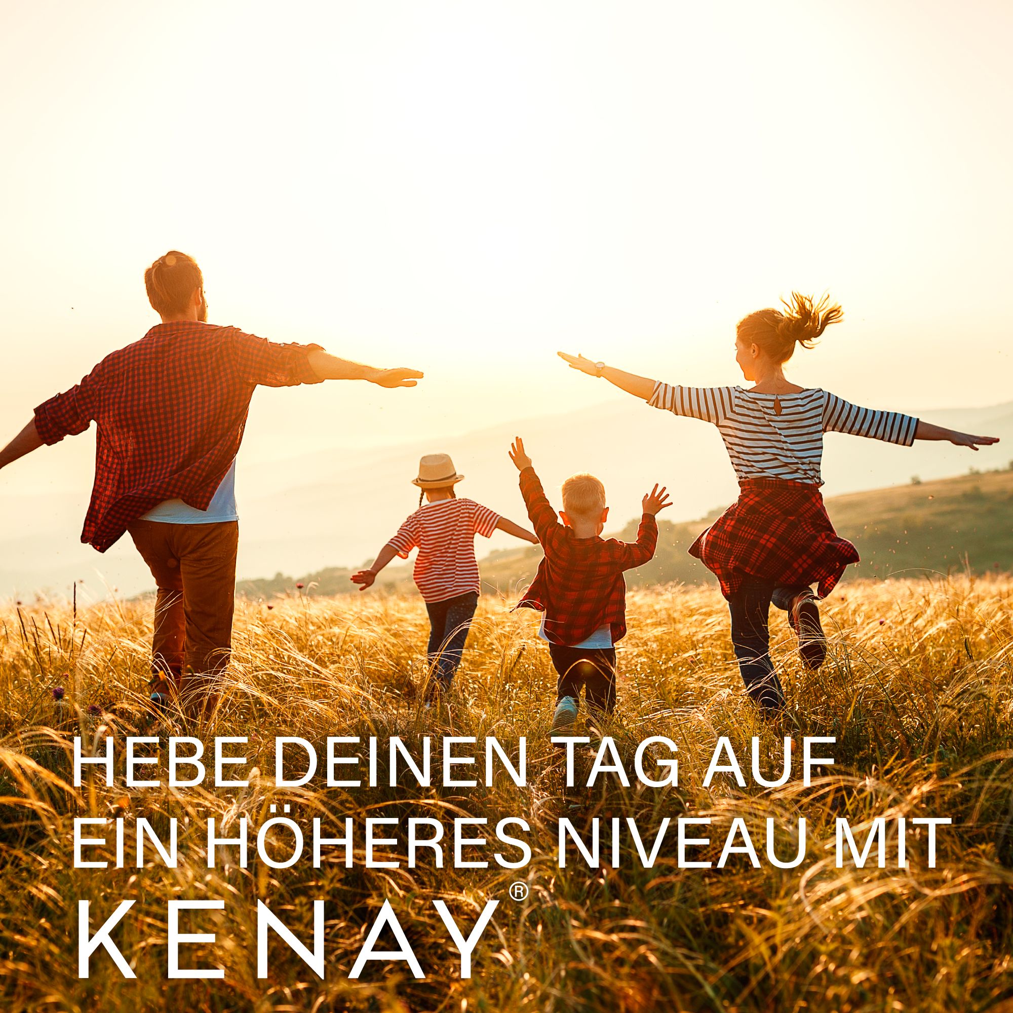 Familie rennt über eine Wiese. Text: Hebe deinen Tag auf ein höheres Niveau mit KENAY.