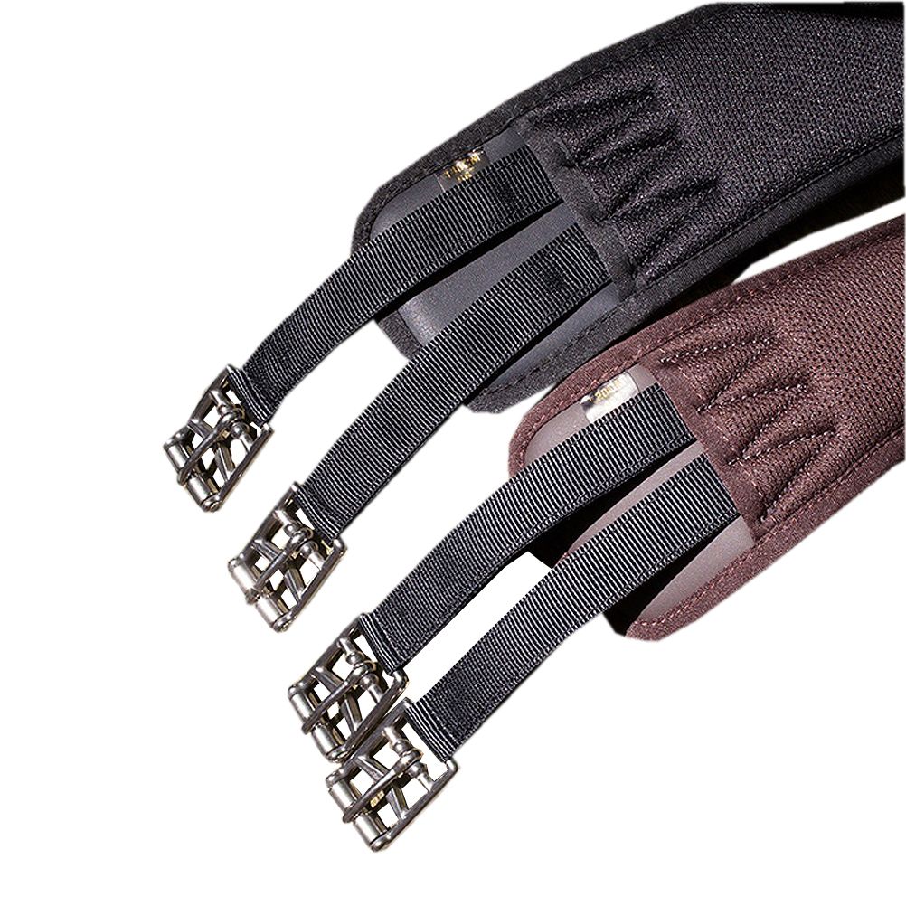 Nahaufnahme von zwei Sattelgurten mit Schnallen und Riemen.