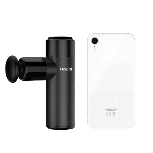 Schwarze Massagepistole neben Smartphone. Aufschrift FASCIQ.