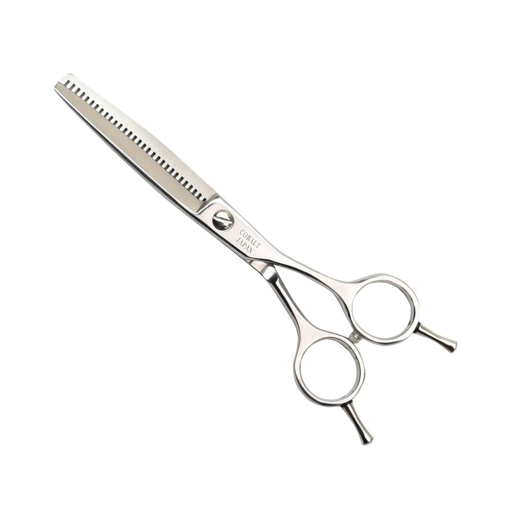 Modellierschere aus Metall. Eine Klinge mit Zähnen, die andere glatt. Griffe mit Fingerlöchern. Aufschrift: COBALT JAPAN.