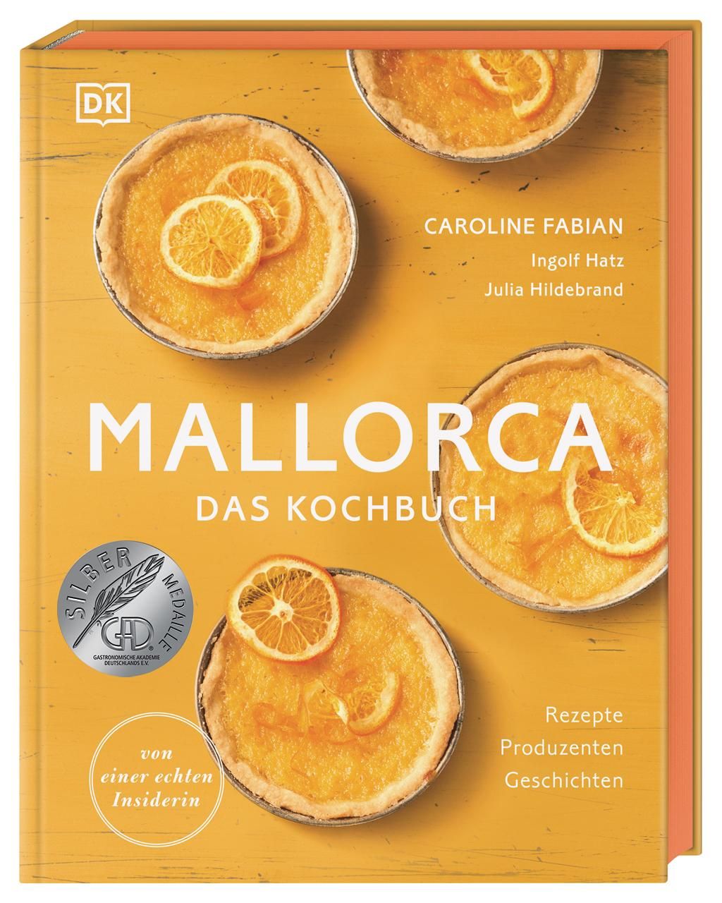 Buchcover von Mallorca - Das Kochbuch. Titel und Autoren sichtbar. Silbermedaille-Auszeichnung. Vier Tartes mit Orangen auf gelbem Hintergrund.
