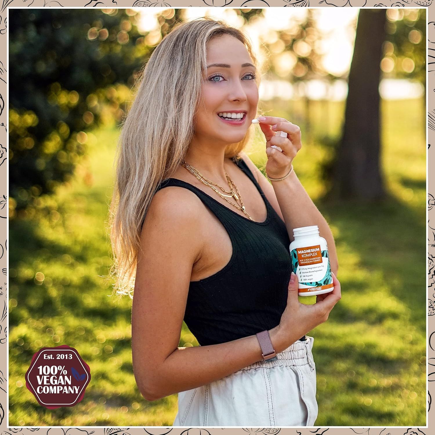 Frau hält Flasche Magnesium Komplex. 100% Vegan Company Logo. Hintergrund: Natur, sonniges Licht.