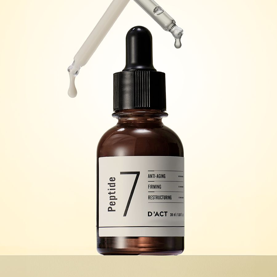 Braune Glasflasche mit schwarzem Deckel und Pipette. Etikett mit "Peptide 7" und "D'ACT". Creme tropft.