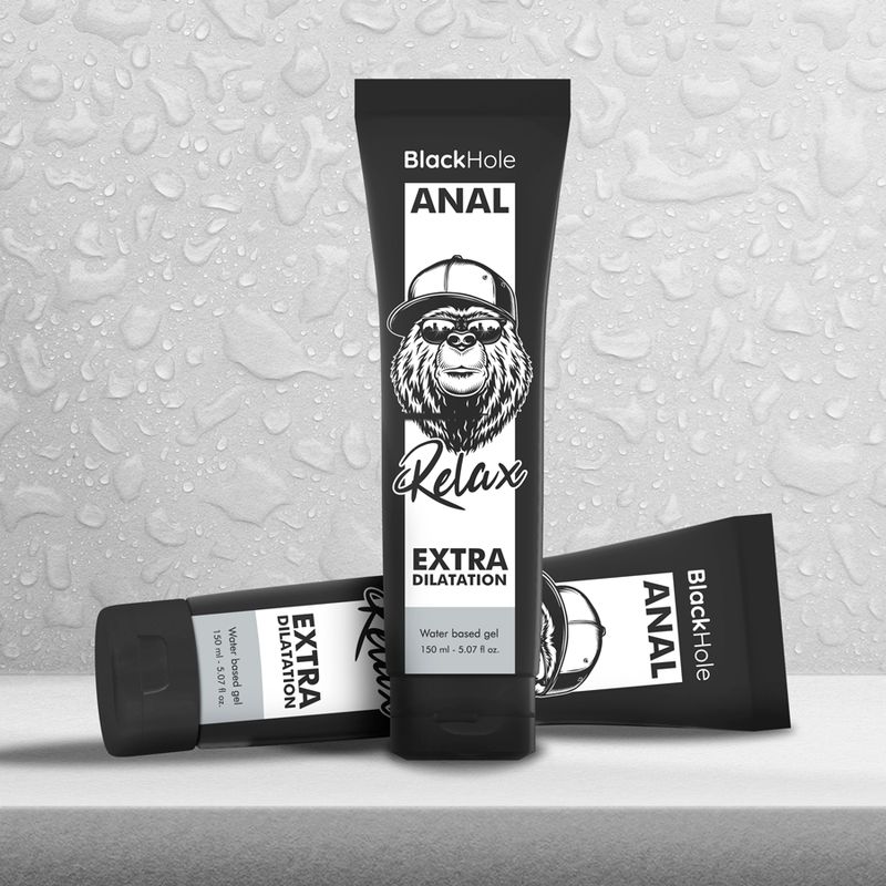 Zwei Tuben Gel auf weißer Oberfläche. Aufschrift: Black Hole ANAL, Relax, Extra Dilatation. Wasserbasiertes Gel. 150ml.