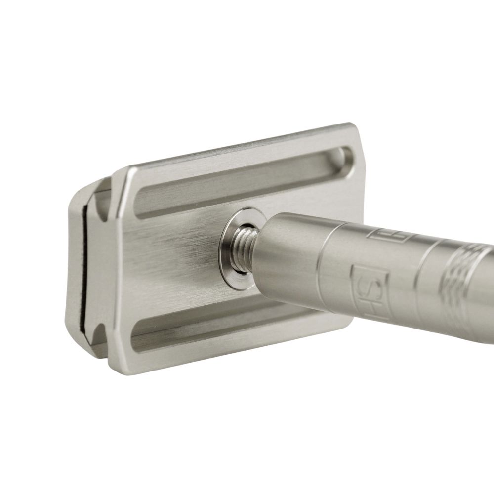 Rasierer, Metall, Detailansicht. Griff mit Logo. Kopf mit Klinge.