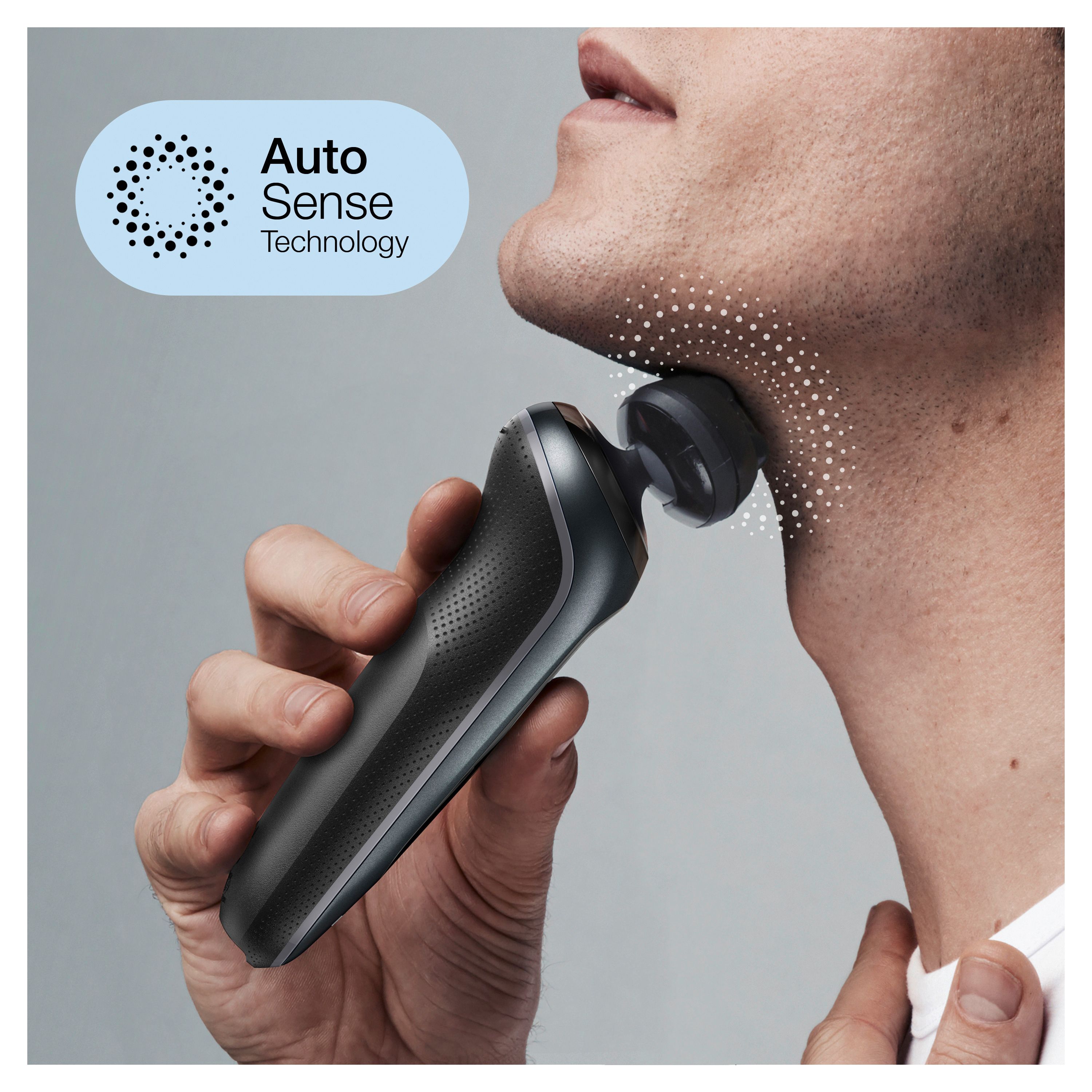 Mann rasiert sich mit einem grauen Elektrorasierer. Text: Auto Sense Technology.
