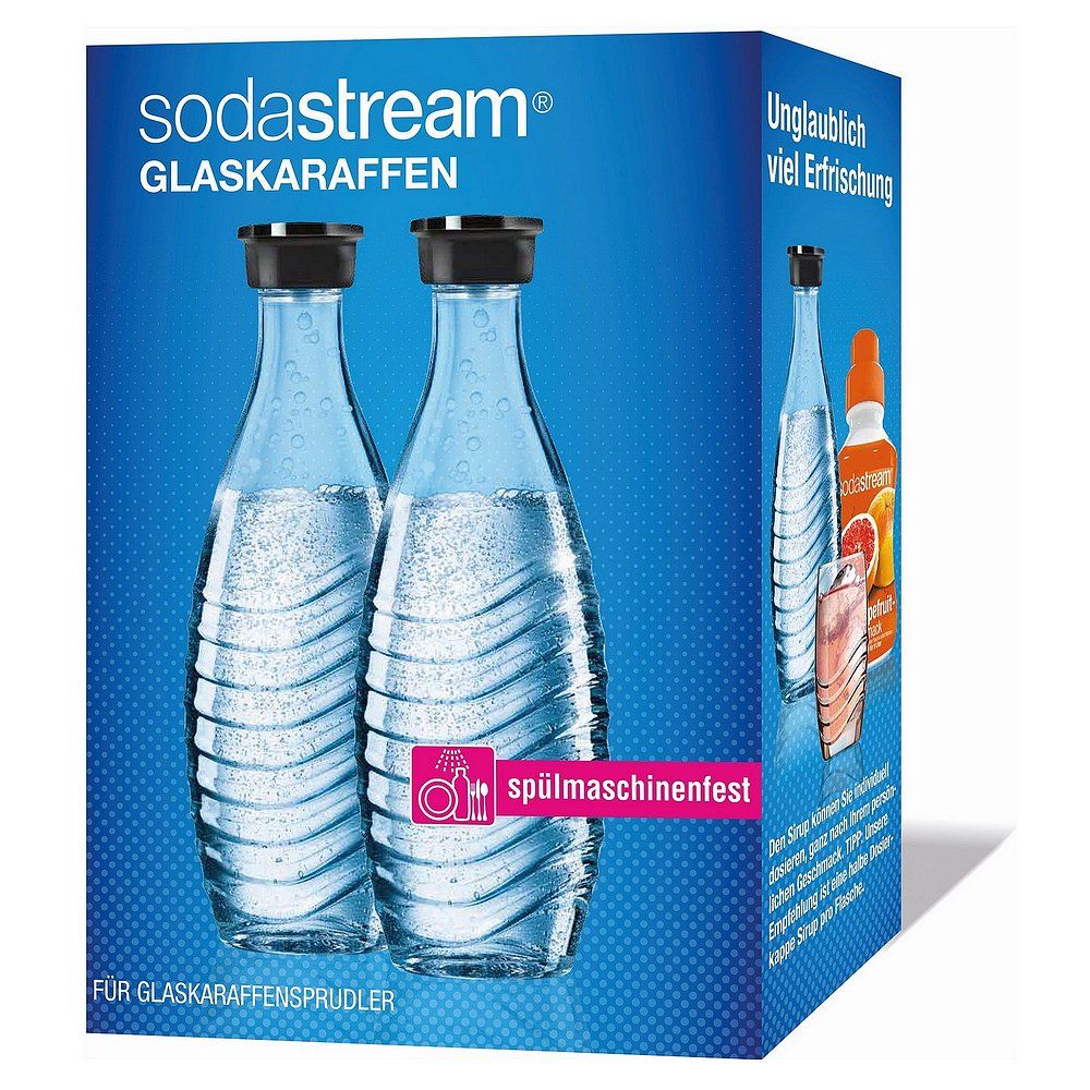 Zwei SodaStream Glasflaschen mit schwarzen Deckeln, gefüllt mit sprudelndem Wasser. Kartonverpackung mit Produktabbildungen und Text.