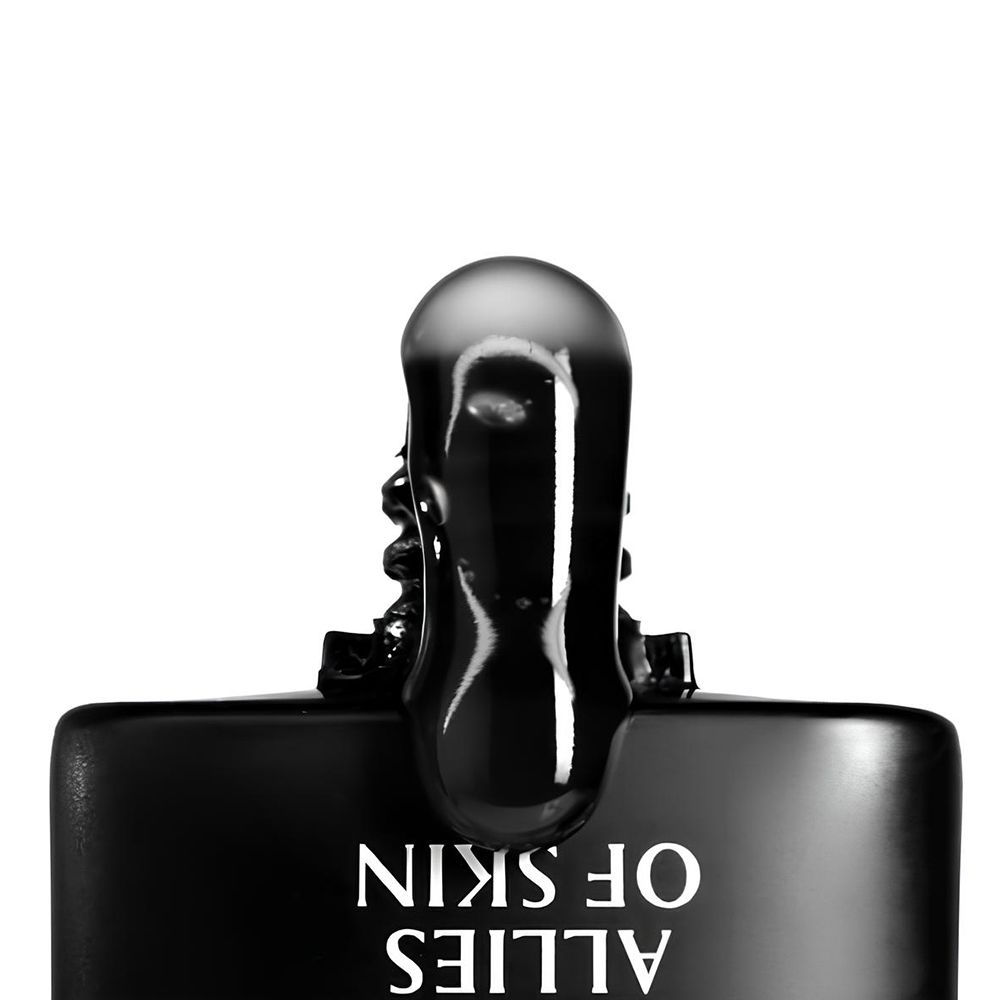 Nahaufnahme einer schwarzen Tube, aus der eine transparente, gelartige Substanz austritt. Der Markenname ALLIES OF SKIN ist sichtbar.