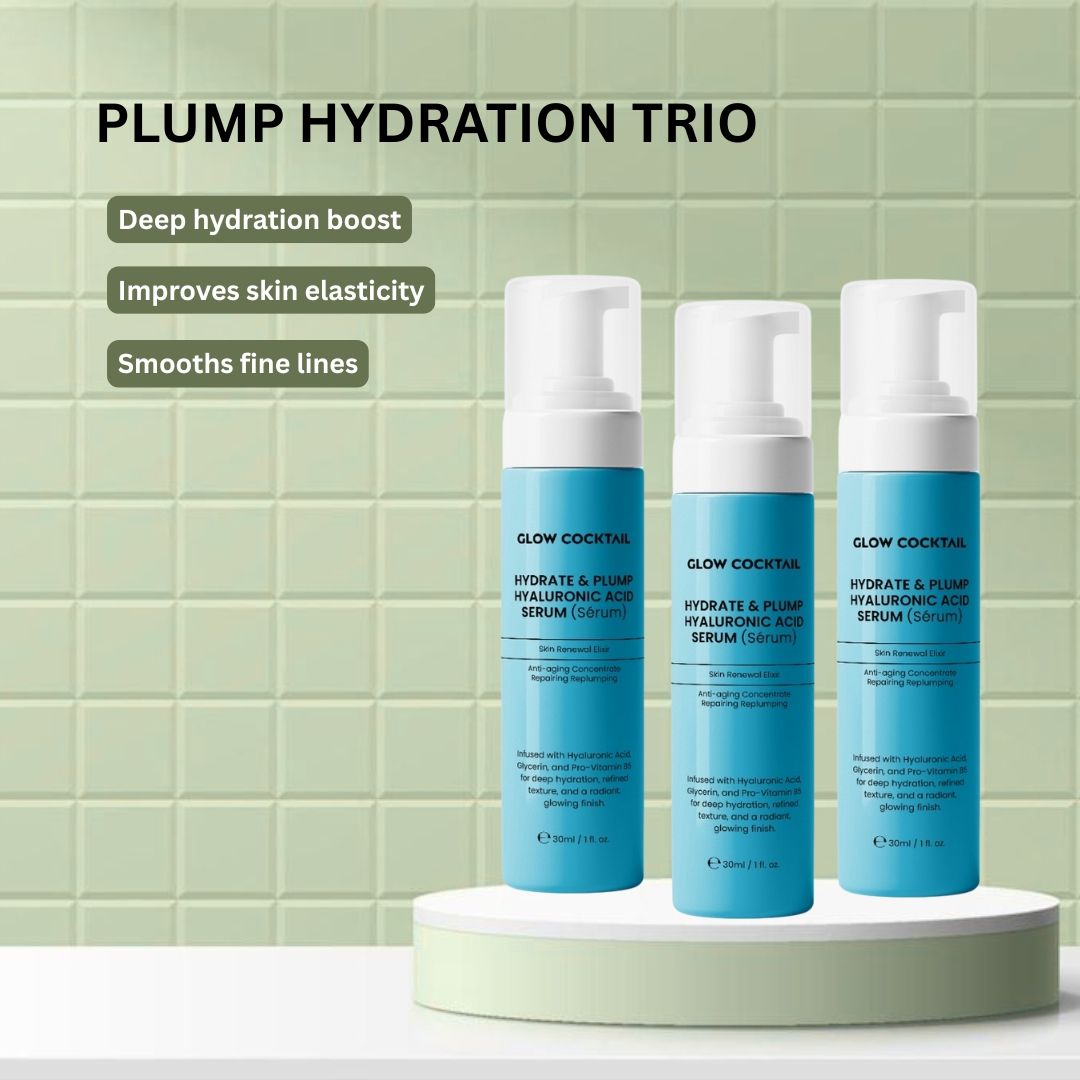 Drei blaue Flaschen mit weißem Pumpkopf. Text: Glow Cocktail, Hydrate & Plump Hyaluronic Acid Serum. Auf Podest.