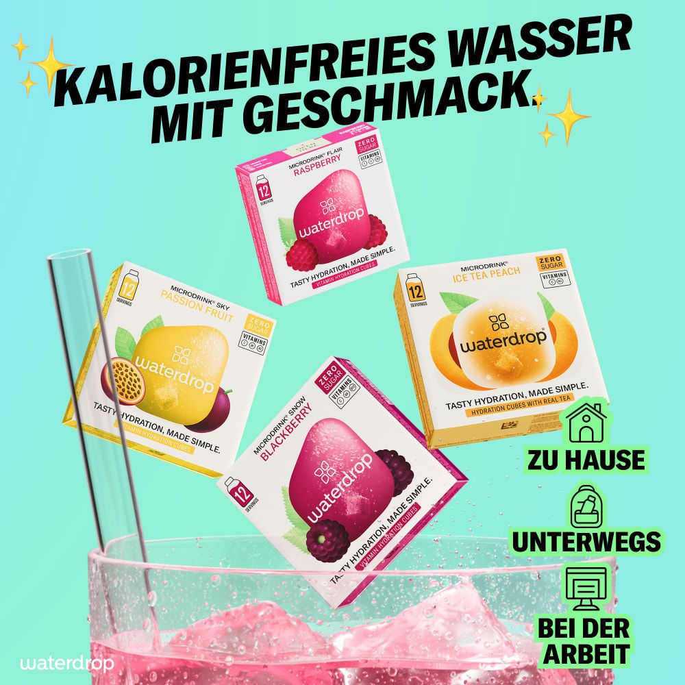 Glas mit rosa Flüssigkeit und Eiswürfeln. Daneben: waterdrop® Microdrink-Verpackungen. Text: Kalorienfreies Wasser mit Geschmack. Zu Hause, unterwegs, bei der Arbeit.