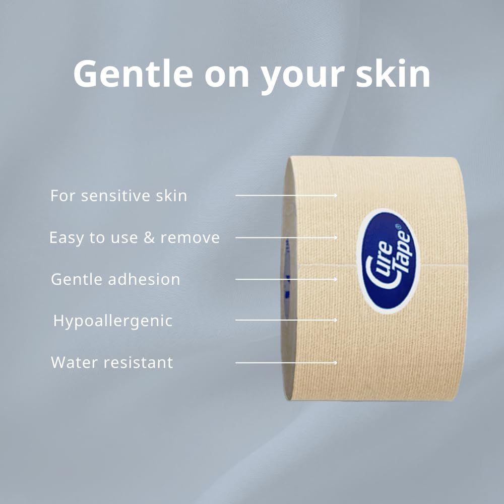 Beige Kinesiologie Tape Rolle. Aufdruck: CureTape. Eigenschaften: sanft zur Haut, einfach zu verwenden, hypoallergen, wasserfest.