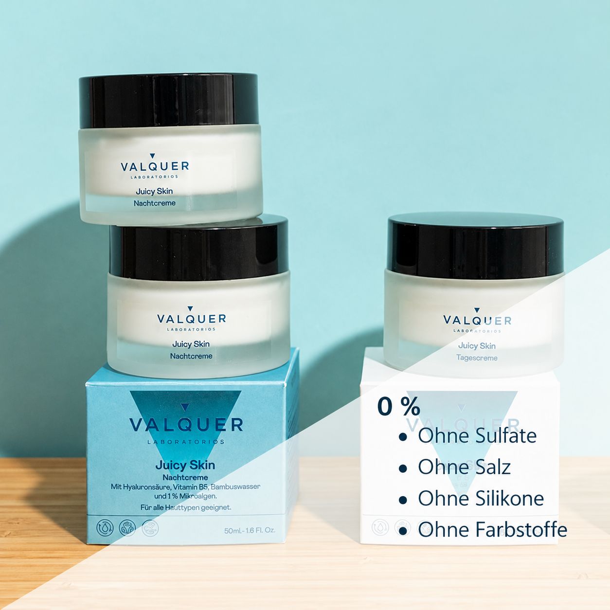 Drei Valquer Juicy Skin Nachtcreme-Tiegel und eine Tagescreme auf Kartons.