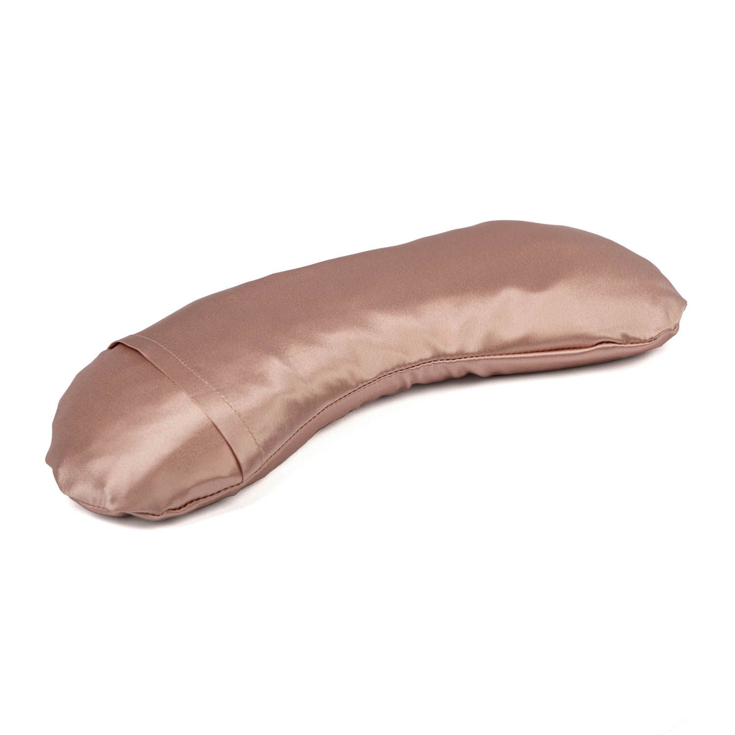 Ein rosafarbenes Augenkissen aus Satin, von der Seite betrachtet.