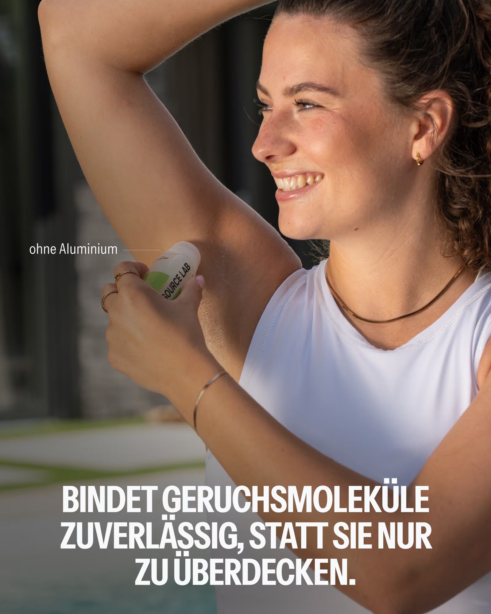 Frau trägt SOURCE LAB Deo Roll-on auf. "Ohne Aluminium" ist sichtbar.