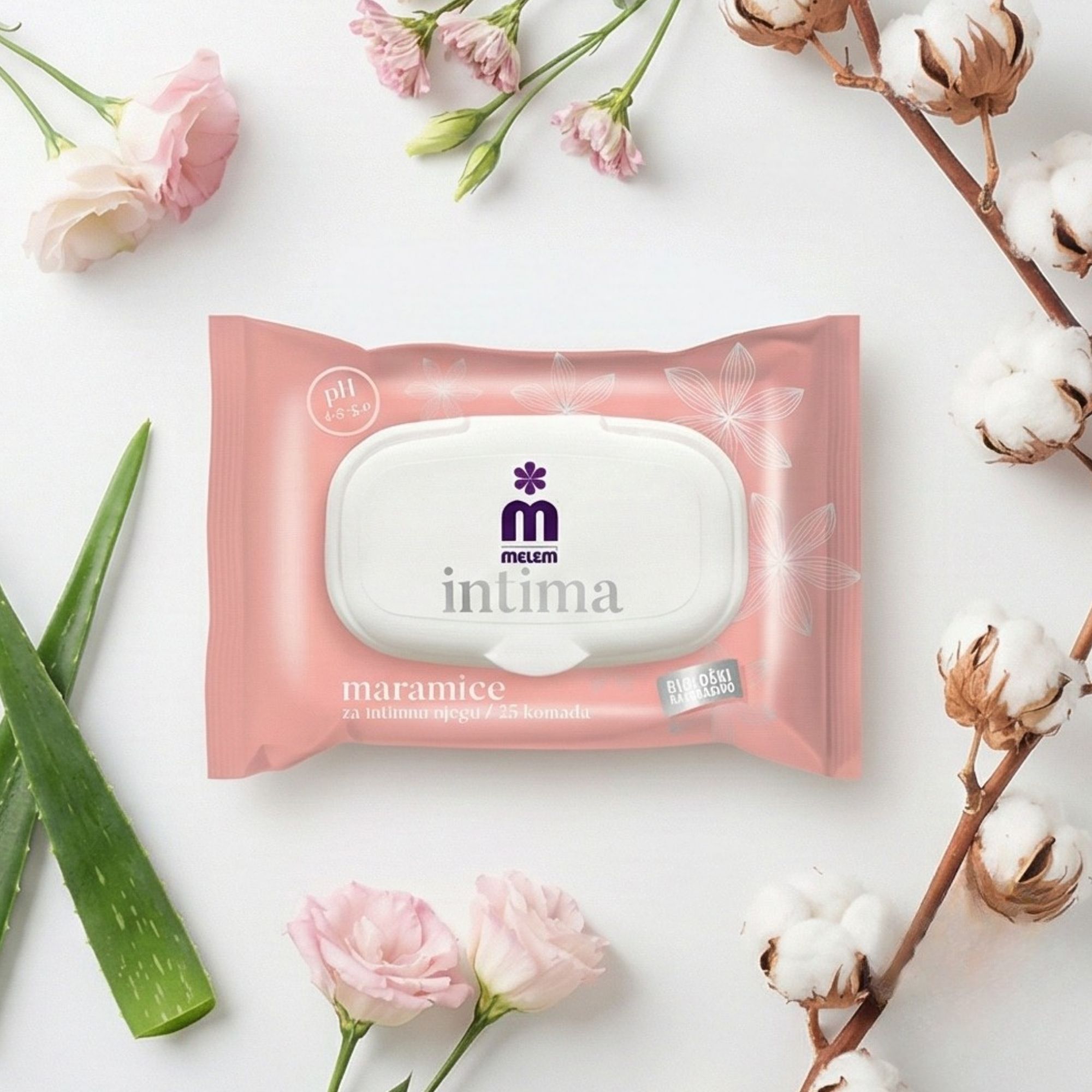 Rosa Verpackung mit Feuchttüchern Melem Intima. pH 4.5-5.0. Dekoration mit Aloe Vera, Baumwolle und Blumen.
