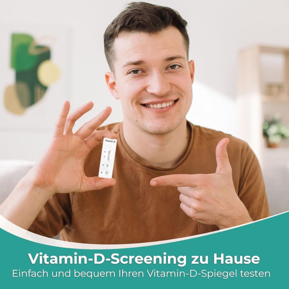 Mann hält einen Vitamin-D-Schnelltest und zeigt auf das Ergebnis. "Vitamin-D-Screening zu Hause".