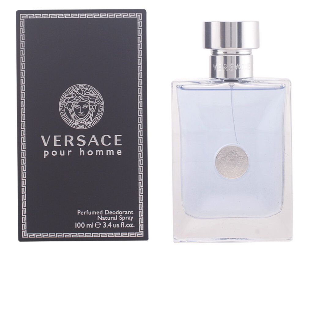 Versace Pour Homme Deo Spray. Rechteckige Flasche mit silbernem Verschluss und Medusa-Logo. Schwarze Verpackung mit Logo und Produktbezeichnung.