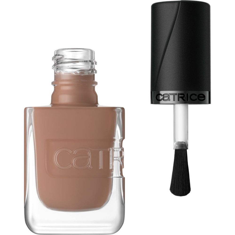 Nagellackflasche, geöffnet. Brauner Lack, transparente Flasche, schwarzer Deckel mit Pinsel. Marke Catrice.