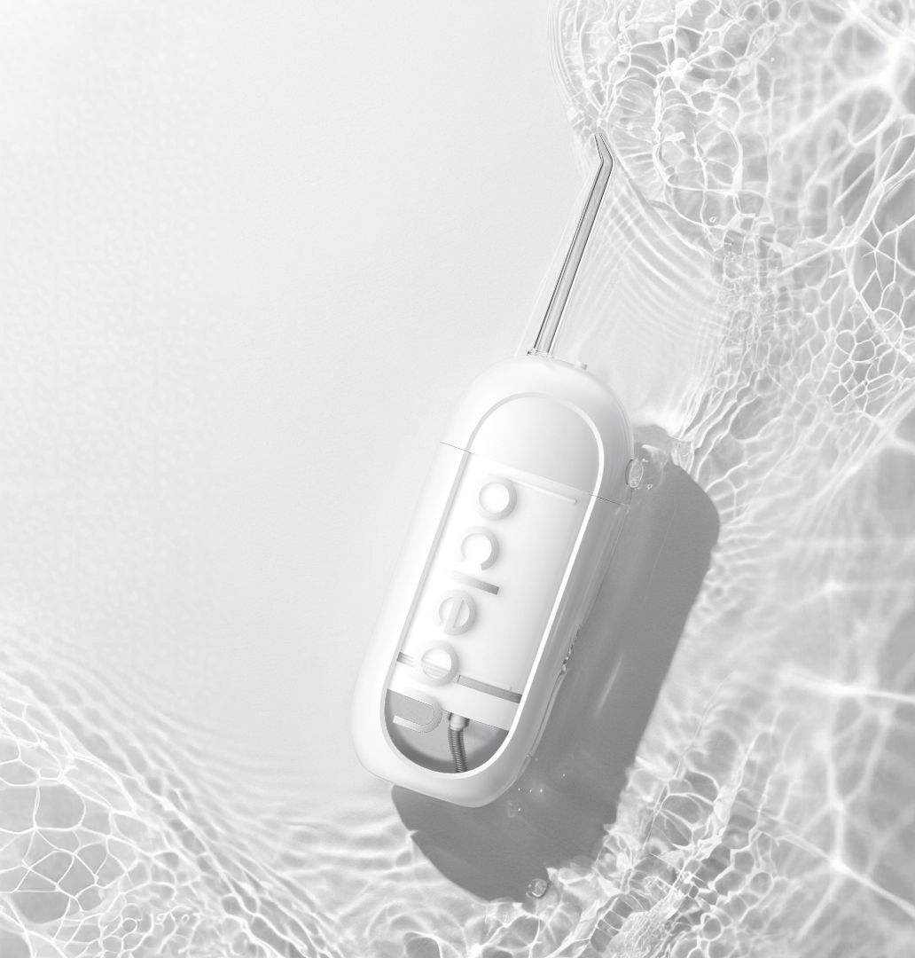 Weißes, ovales Gerät im Wasser. Transparentes Aufsatz. Oclean-Logo sichtbar. Wasser mit Wellen.