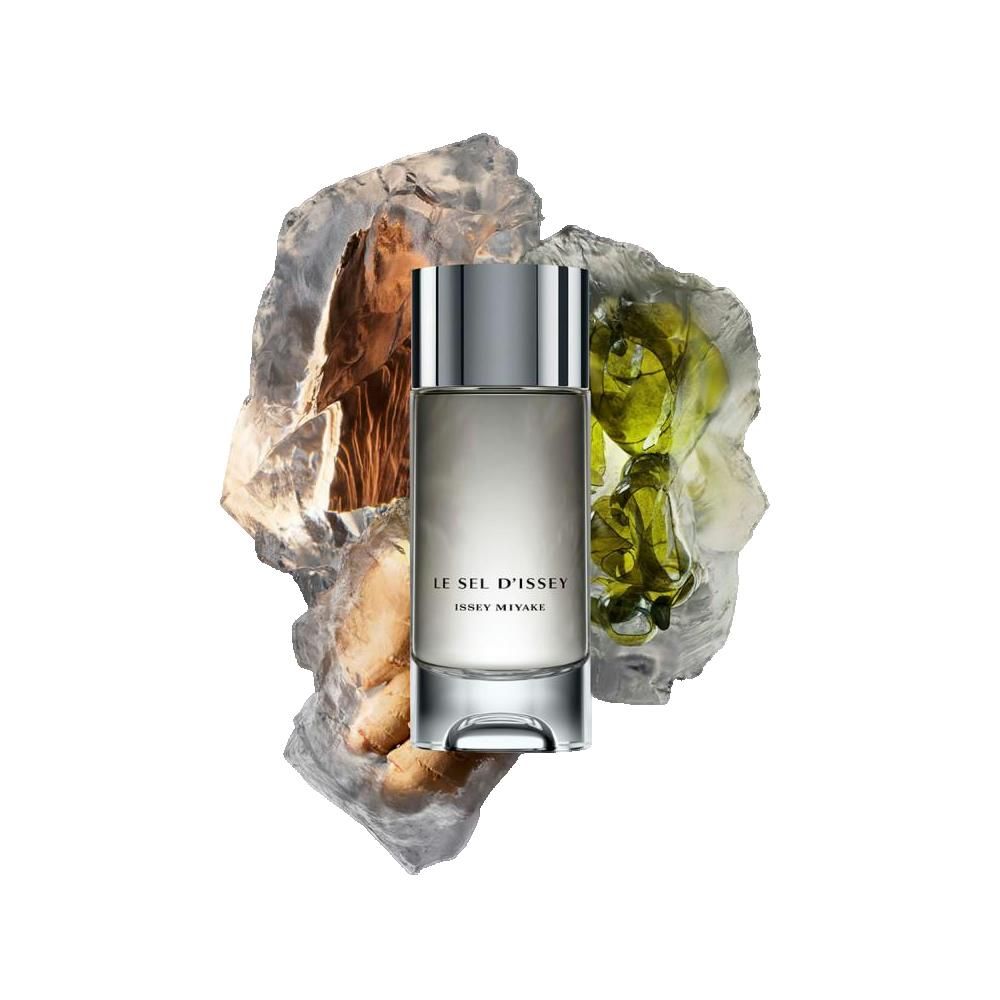 Parfümflakon mit silberfarbenem Deckel, umgeben von Steinen und grünen Elementen. Aufschrift: LE SEL D'ISSEY, ISSEY MIYAKE.