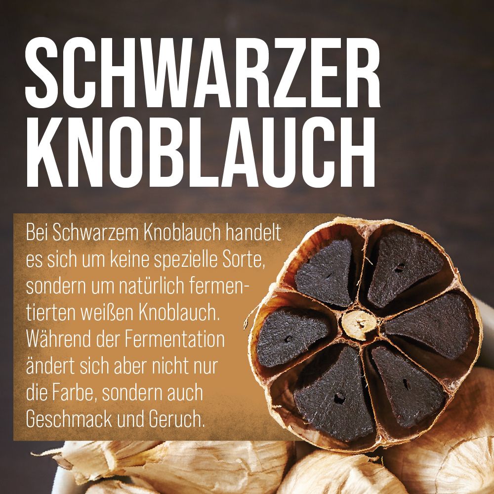 Halbierter schwarzer Knoblauch. Text: Schwarzer Knoblauch, Erklärung zur Fermentation und Geschmacksveränderung.