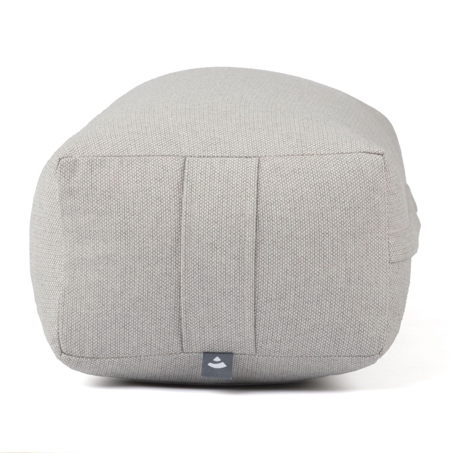Graues Yoga-Bolster, rechteckig, mit Logo. Stoffstruktur sichtbar.