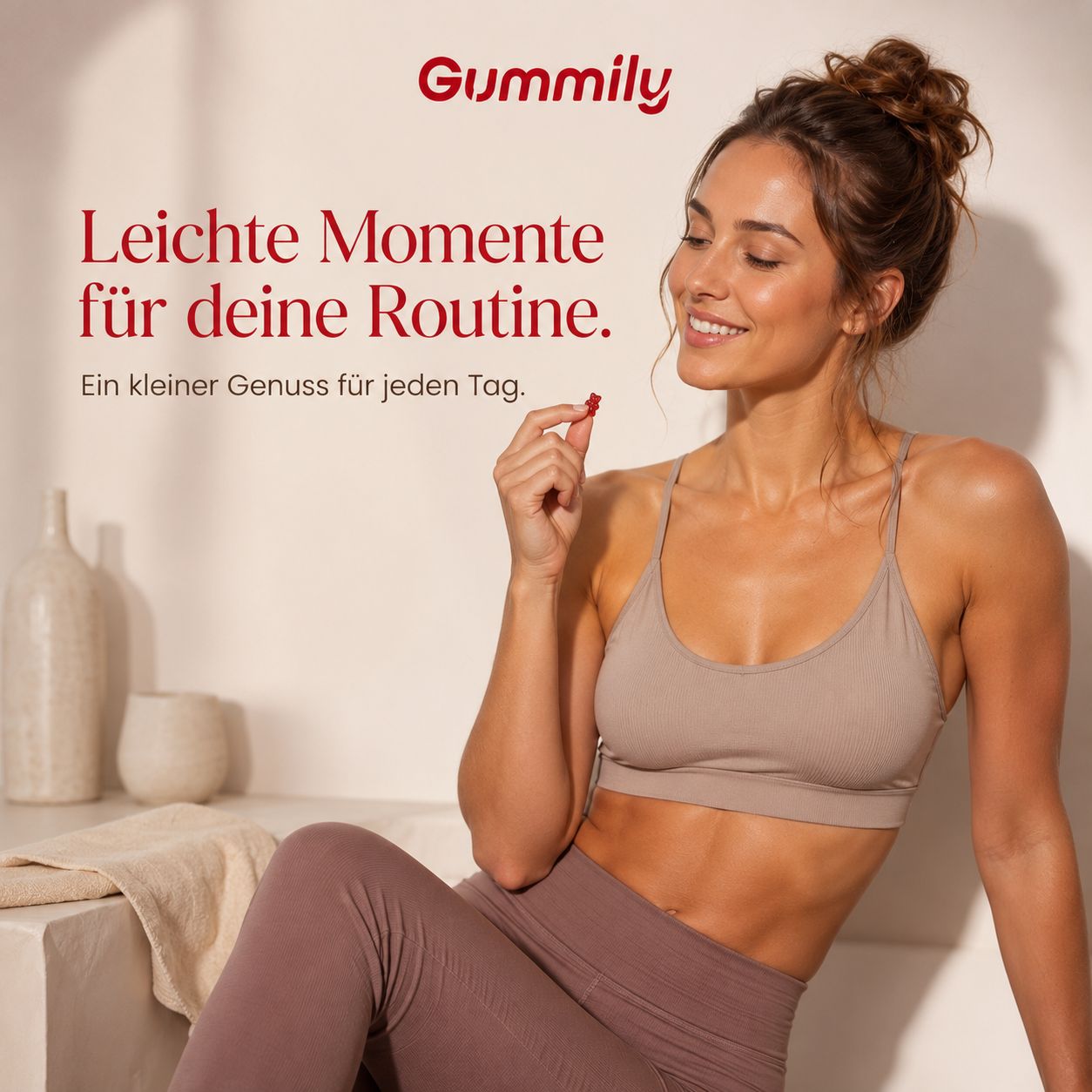 Frau nimmt Gummily Apfelessig Gummibärchen ein. "Leichte Momente für deine Routine."