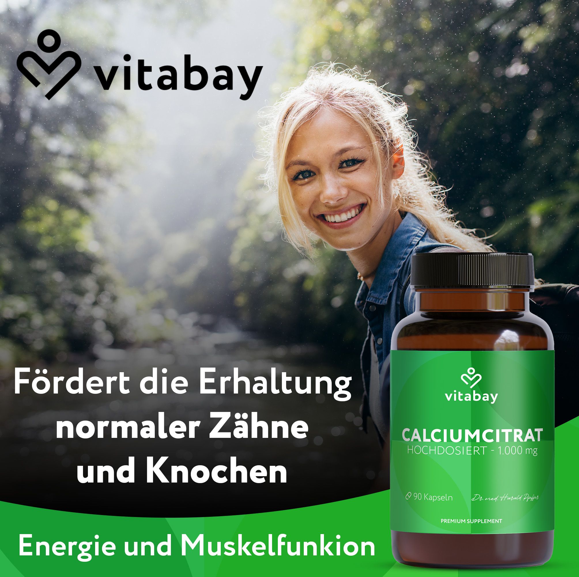 Frau mit Flasche. Text: Fördert die Erhaltung normaler Zähne und Knochen. Energie und Muskelfunktion. Vitabay Logo. Calciumcitrat.