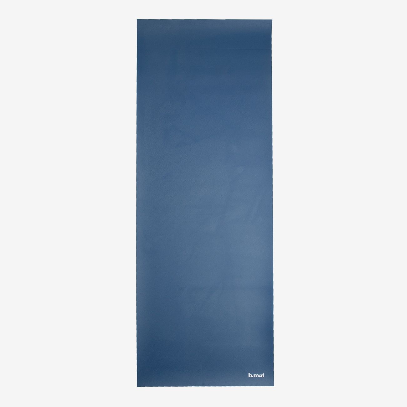 Ausgerollte blaue Yogamatte. Logo "b.mat" am unteren Rand.