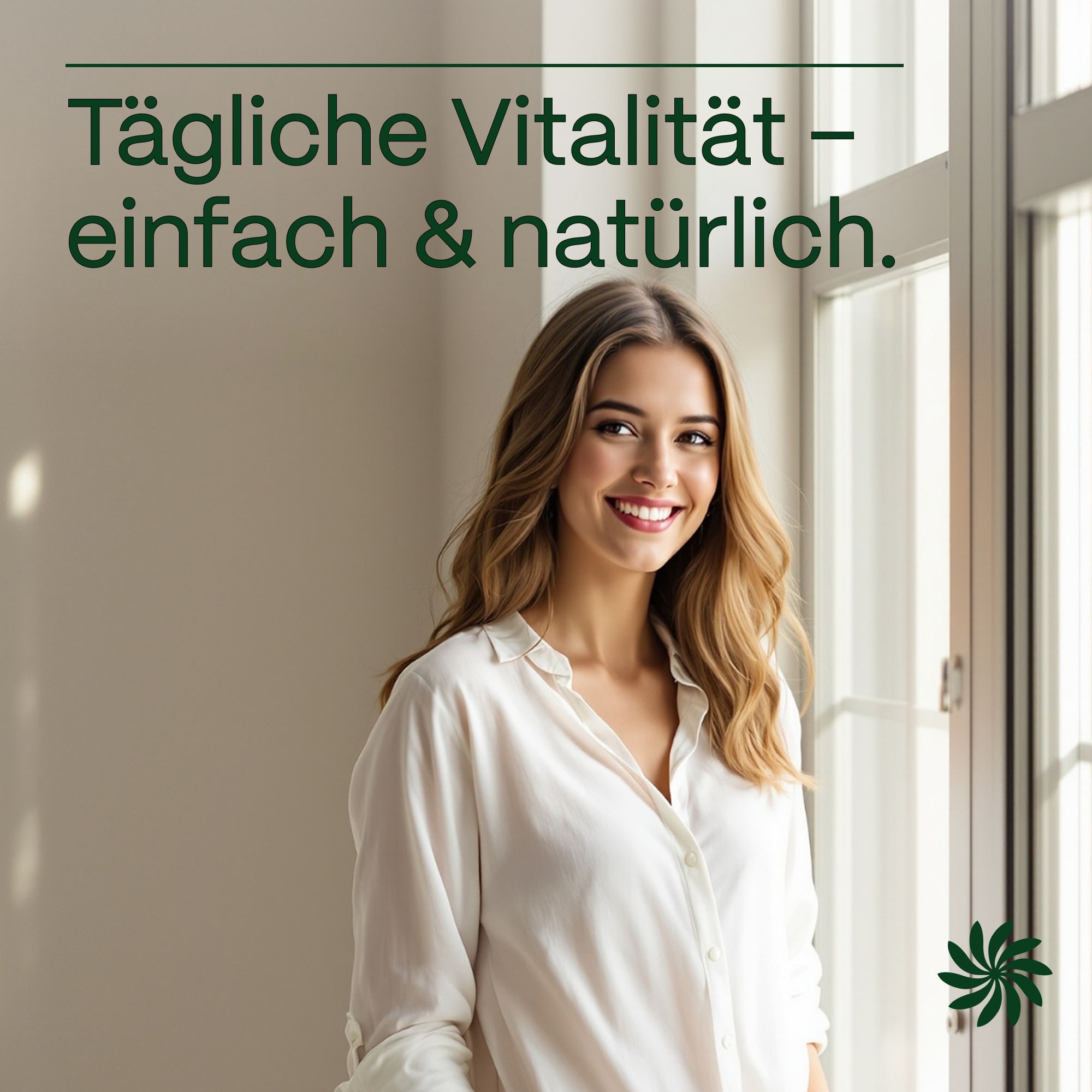 Frau lächelt vor Fenster. Text: Tägliche Vitalität – einfach & natürlich.