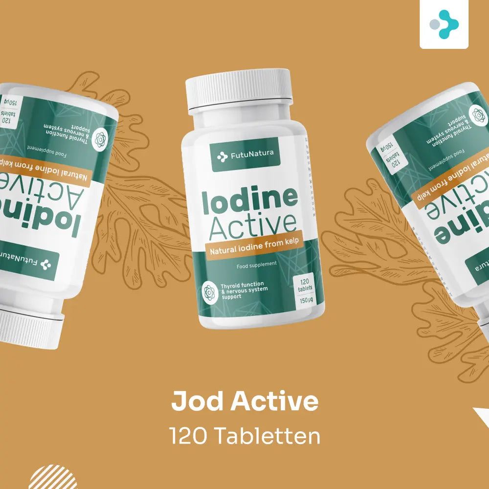 Drei Flaschen Jod Active, 120 Tabletten, auf braunem Hintergrund. Aufschrift: FutuNatura, Iodine Active. Tabletten liegen daneben.