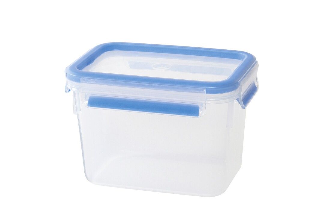 Transparente, rechteckige Frischhaltedose mit blauem Deckel und Clips.