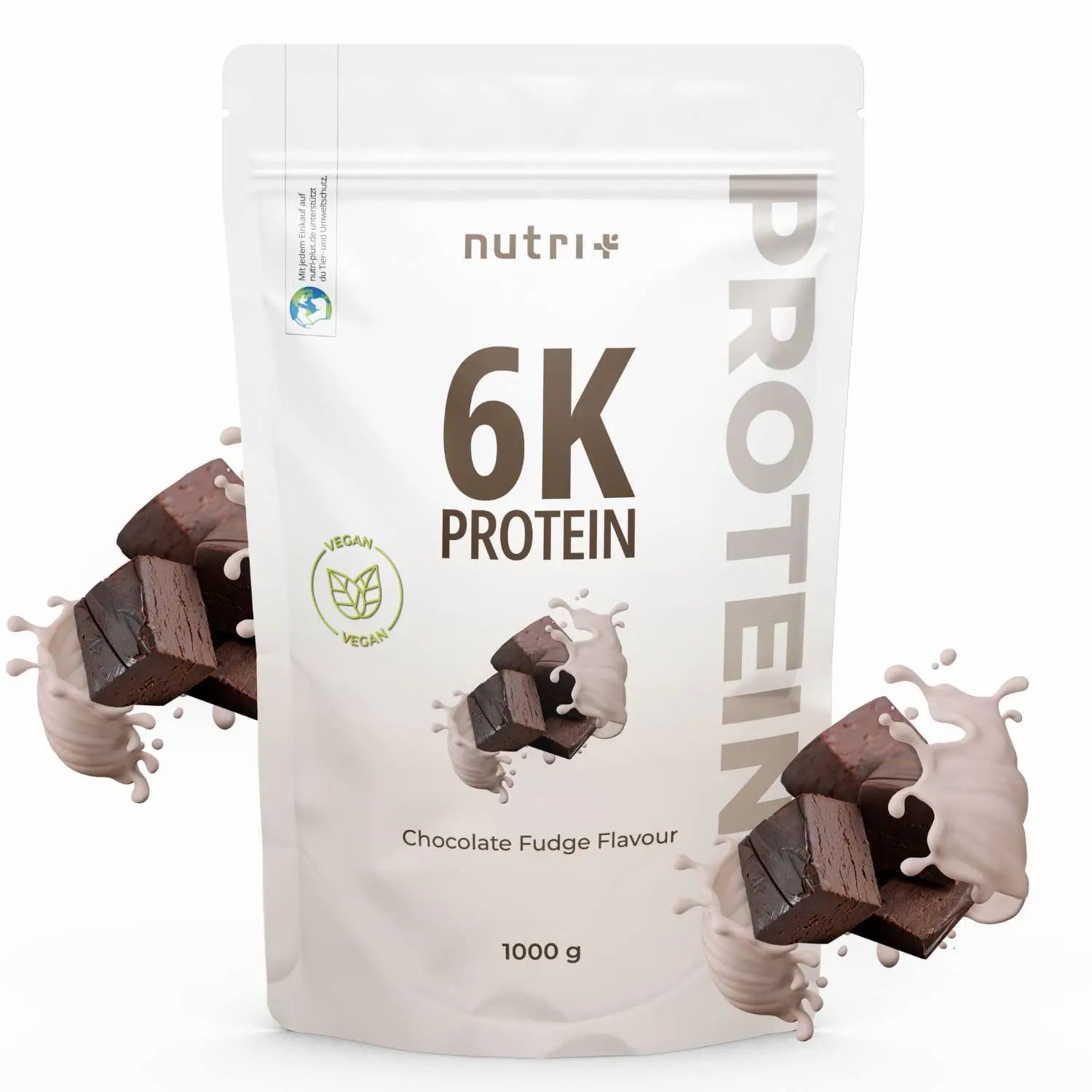 Weiße Standbeutel mit nutri+ 6K Protein-Aufdruck. Schokoladen-Fudge-Geschmack. Vegan-Siegel. 1000 g. Schokoladenstücke und Milchspritzer.