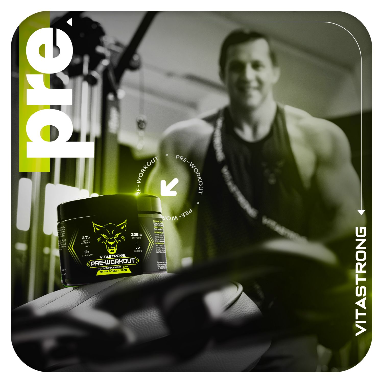 Vitastrong Pre-Workout Dose im Fitnessstudio. Dose mit Wolfslogo. Mann im Hintergrund. Text: pre-workout.