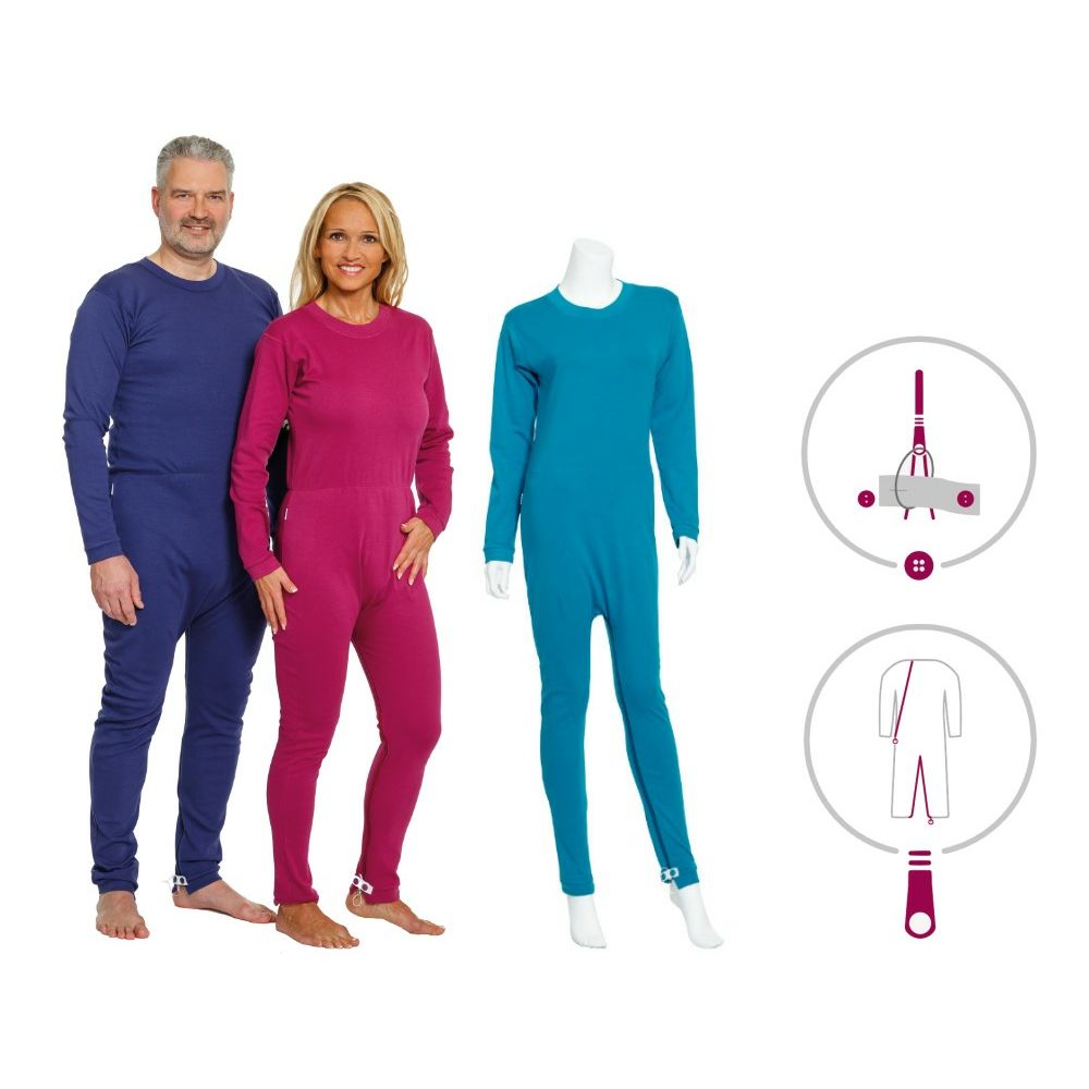 Drei Personen tragen Pflegeoveralls. Zwei Personen stehen nebeneinander, eine Person auf einem Mannequin. Diagramme.