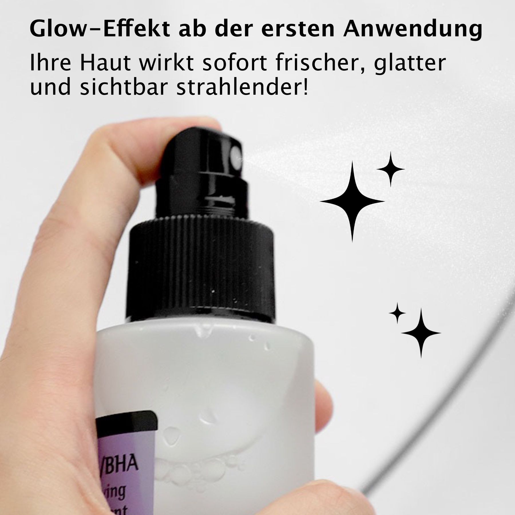 Weiße Sprühflasche mit schwarzem Deckel. Etikett: AHA/BHA Clarifying Treatment Toner, COSRX. Sprühnebel.