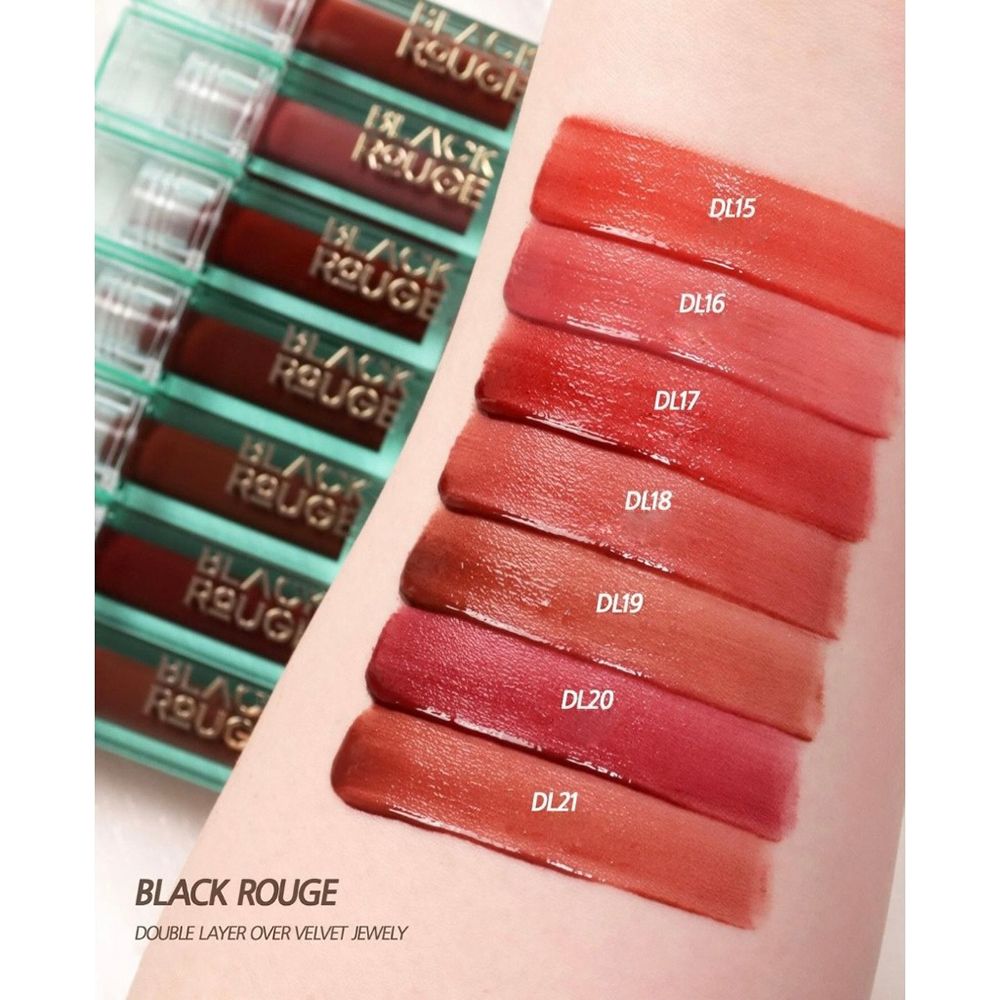 Arm mit aufgetragenen Lippenfarben. Oben: Reihe von Lippenprodukten. Aufschrift "BLACK ROUGE". Farbbezeichnungen: DL15-DL21.