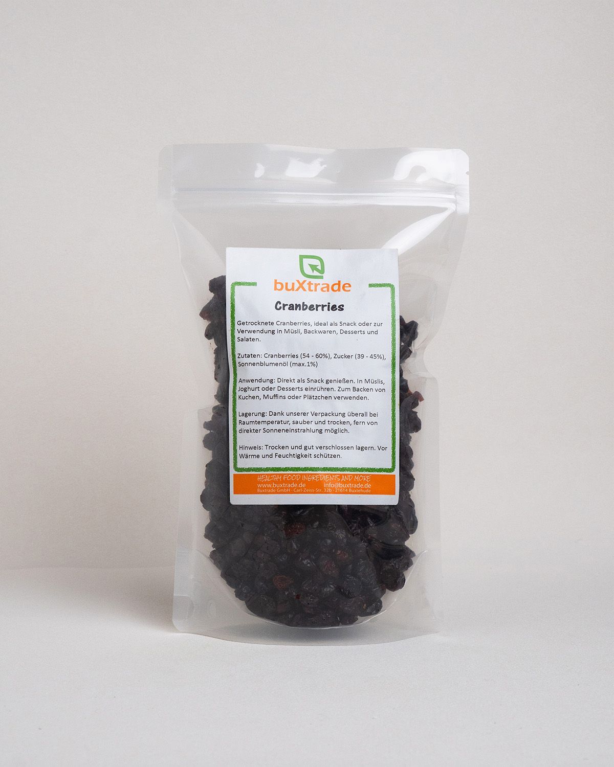 Transparenter Beutel mit getrockneten Cranberries. Etikett mit Produktinformationen.
